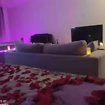 Cosy Private Jacuzzi Spa Apartment In Paris