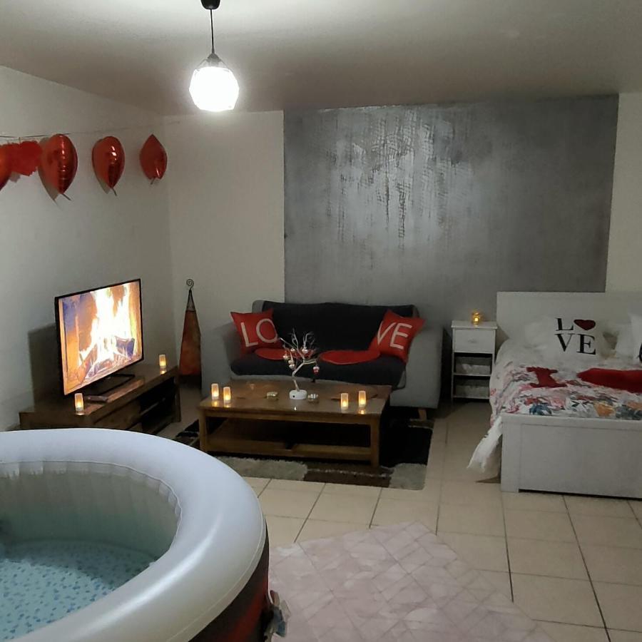 Cosy Private Jacuzzi Spa Apartment In Paris Paris
